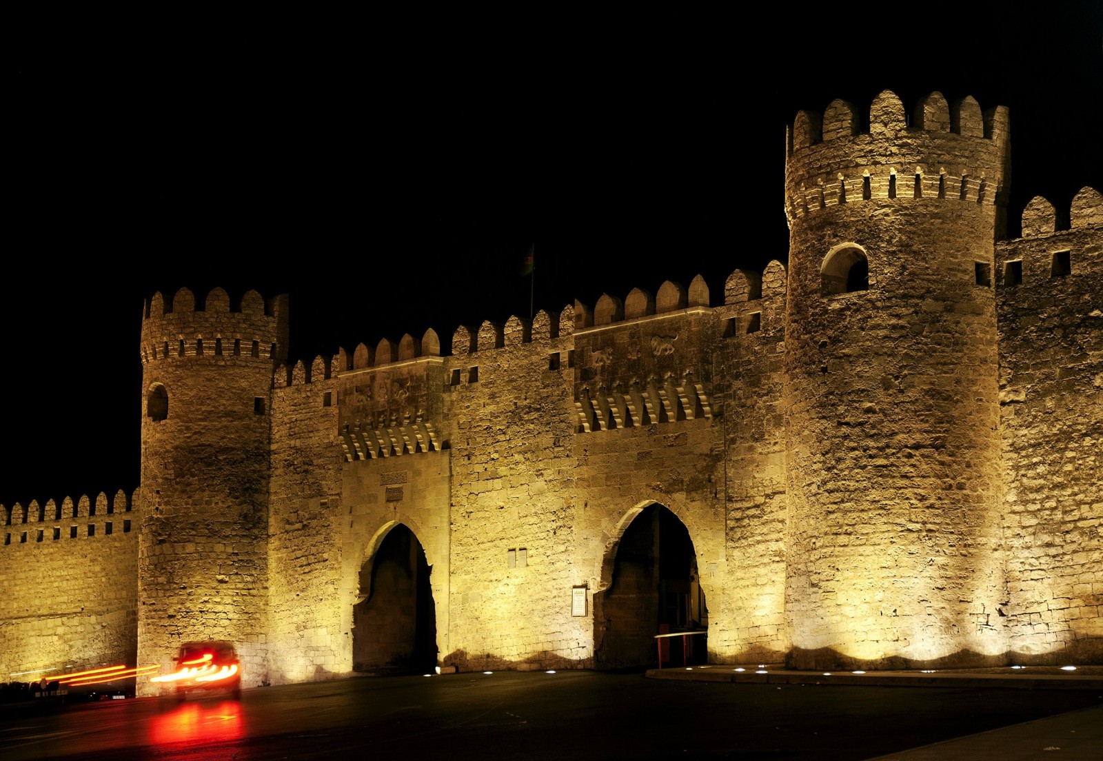 Monuments et Architectures - Page 2 Old-town-gate-in-baku-azerbaijan-by-night-1600x1104